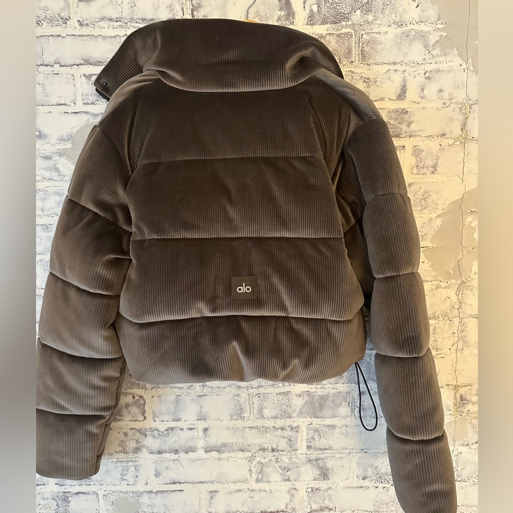 ALO Yoga Gold Rush Ribbed Velour Puffer Coat | Machiatto Brown - Picture 4 of 10